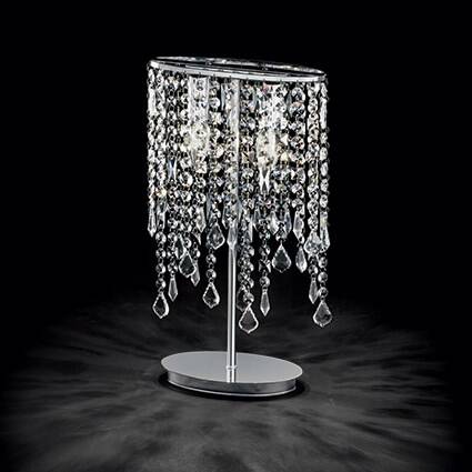 Lampa stołowa Rain TL2 Ideal Lux  008356  posiada eliptyczną oprawę wykonaną z chromowanego metalu Klosze tworzą wisiorki  zakończone kryształowymi kroplami