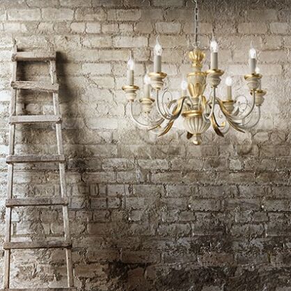 Lampa wisząca Firenze SP8 Ideal Lux 012872  korpus wykonany z żywicy oraz ma ręcznie modelowane metalowe ramiona kolor biało złoty styl pałacowy