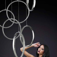 Lampa wisząca OLIMP MP65013-6 nowoczesna designerska kształtem przypomina obrączki zawieszone na linkach z kryształkami w środku  