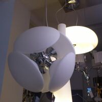 Lampa wisząca Pills 45 AZzardo AZ0344 jest z metalu w kolorze chromu i białego szkła nowoczesna