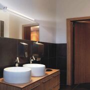 MAREA 21W KINKIET ORLICKI DESIGN nad lustro z metalu w kolorze chromu i białej pleksi