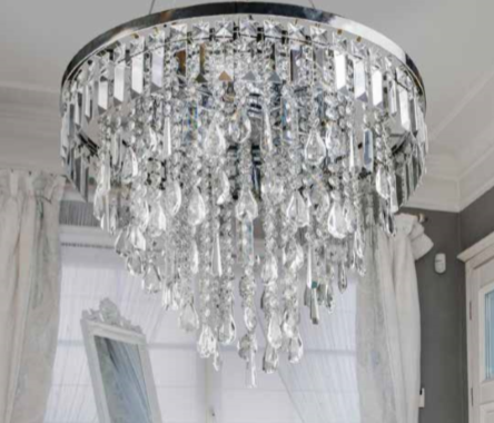 Lampa wisząca / plafon Azzardo Kalabria DEL-3872-6P z metalu o wykończeniu aluminiowym składa się z kryształków w kształcie łezek kółek oraz prostokątów okrągła podstawa