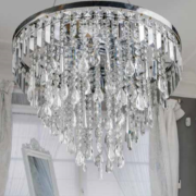 Lampa wisząca / plafon Azzardo Kalabria DEL-3872-6P z metalu o wykończeniu aluminiowym składa się z kryształków w kształcie łezek kółek oraz prostokątów okrągła podstawa